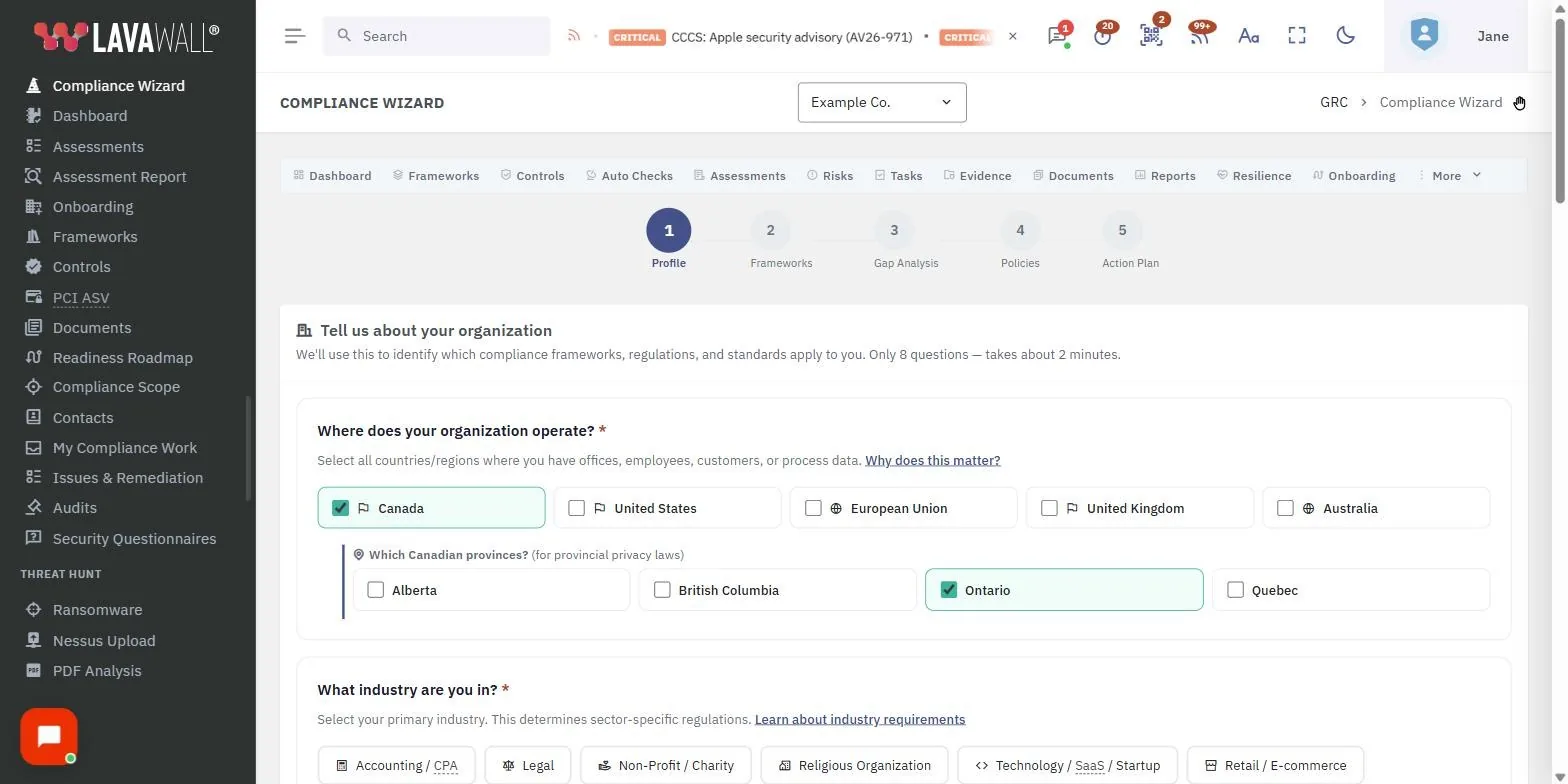 La page Assistant de conformité de la console Lavawall, avec l’indicateur d’étapes, la description de votre organisation, vos cadres applicables et l’analyse des écarts, avec des données d’exemple.