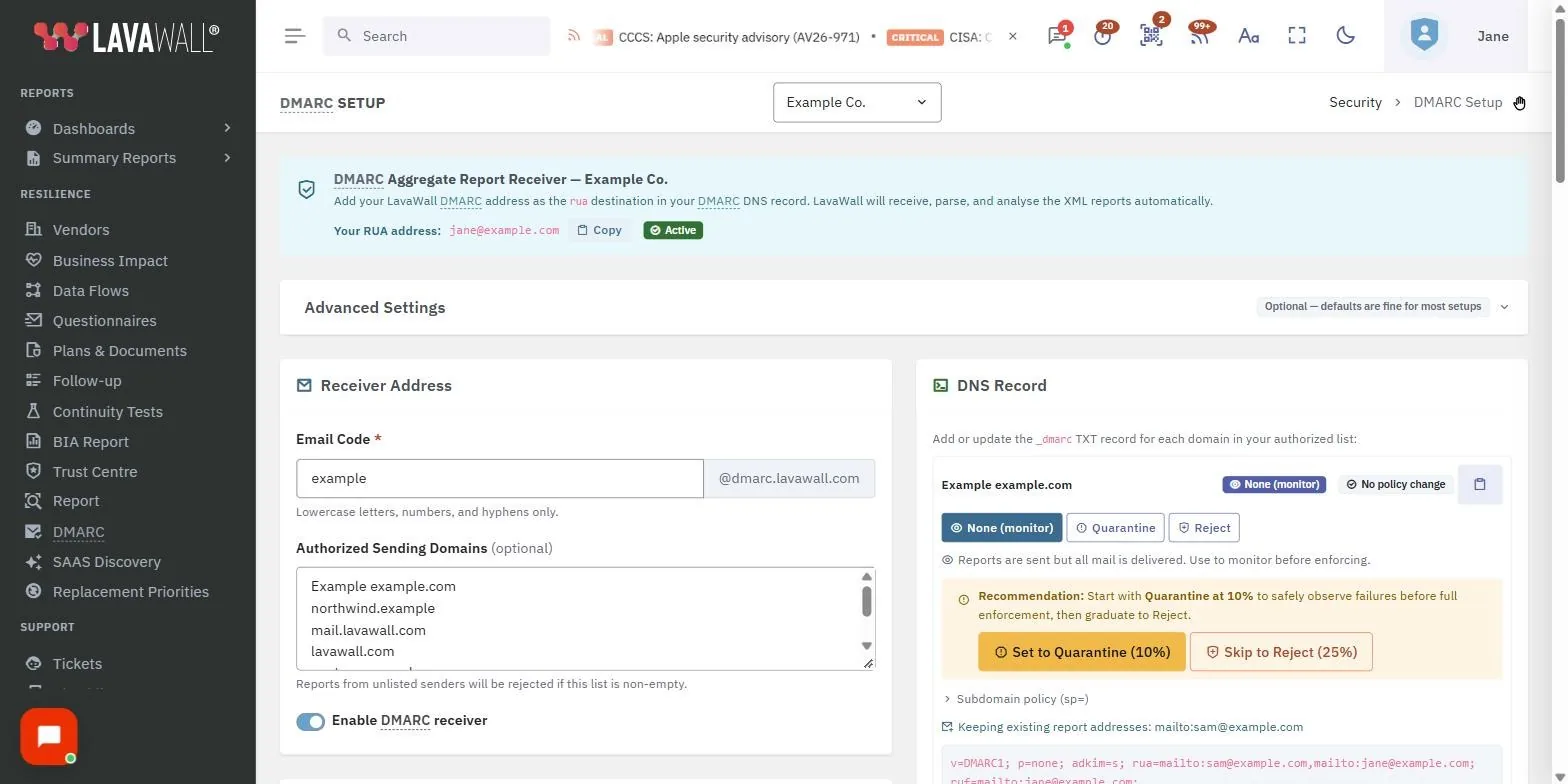 La page Configuration DMARC dans la console Lavawall, avec le récepteur de rapports agrégés DMARC, les paramètres avancés, l’adresse du récepteur et les alertes, à partir de données d’exemple.