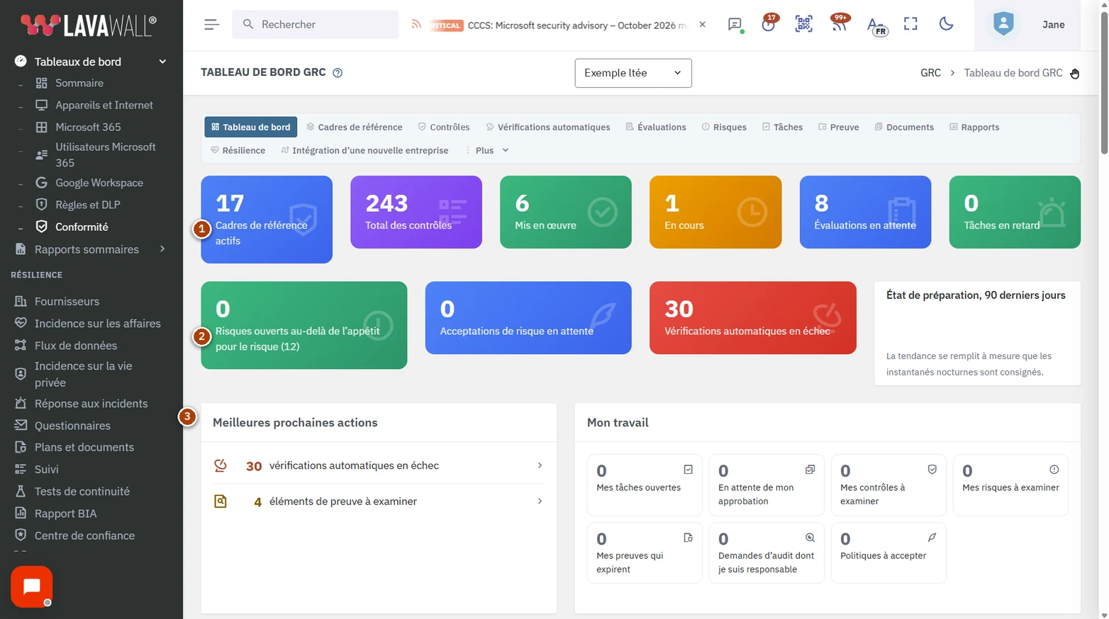 La page Tableau de bord de conformité, avec les tuiles sommaires, les tuiles de risques et de vérifications, les prochaines meilleures actions, le profil d’exploitation, les modèles de documents recommandés, la préparation globale, la préparation par cadre de référence et les évaluations actives, numérotés de 1 à 8.