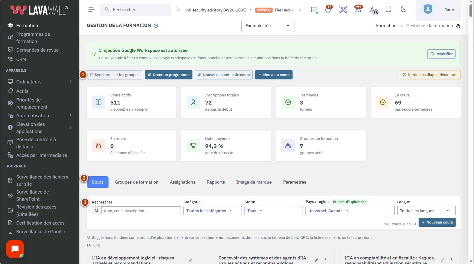 La page Gestion de la formation, avec les actions et les cartes sommaires, les sections, les cours, le menu de la carte de cours et les attributions, numérotés de 1 à 5.