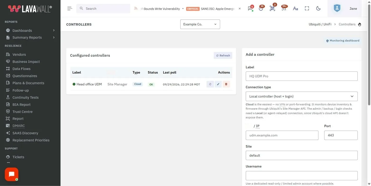 La page Contrôleurs UniFi de la console Lavawall, qui présente le tableau de bord de surveillance, les contrôleurs configurés et l’ajout d’un contrôleur, avec des données d’exemple.